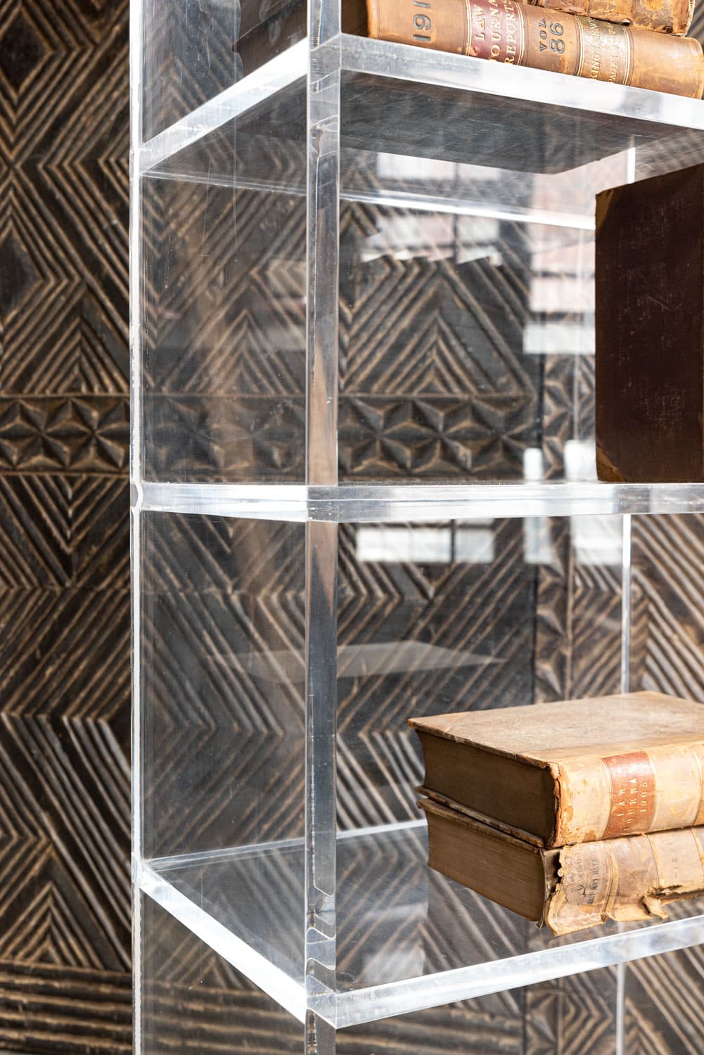 Lucite Bookcase 8414 Retrouvius