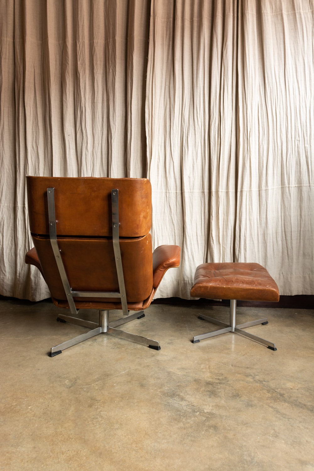 Vintage Leather Lounge Chair & Ottoman #8661 - Retrouvius